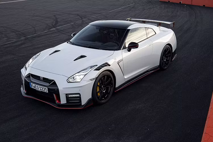 Các kỹ sư của Nissan cũng đã cải tiến lại hệ thống ống xả, tạo cho nó âm thanh trầm hơn, hoàn chỉnh với tiếng pô và tiếng kêu vang vọng từ một mẫu xe hiệu suất cao nhưng vẫn giữ lại nét old school của một mẫu xe thể thao. Nissan GT-R Nismo thế hệ mới có thể tăng tốc 0-96 km/h trong khoảng 3 giây.