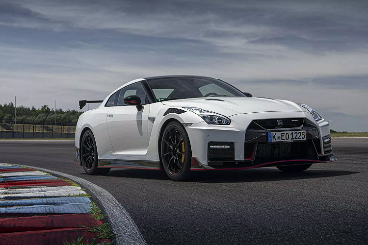 Ngoại hình của Nismo được tinh chỉnh lại đôi chút theo hơi hướng “hiền” hơn bằng cách lược bỏ các chi tiết vây gió.