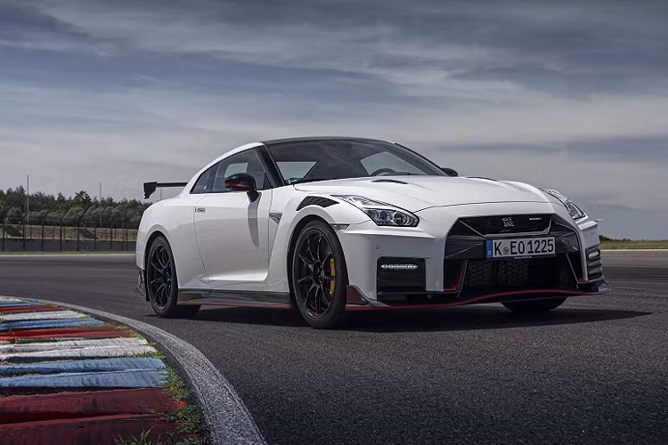 Ngoại hình của Nismo được tinh chỉnh lại đôi chút theo hơi hướng “hiền” hơn bằng cách lược bỏ các chi tiết vây gió.