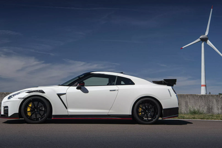 Theo Nissan, hệ thống treo của xe được tinh chỉnh mang lại cảm giác lái êm ái hơn và tăng độ ổn định khi vào cua, trong khi hệ thống phanh, với dĩa phanh 16,1 inch phía trước và 15,3 inch phía sau cùng bộ kẹp phanh Brembo, cải thiện hiệu suất khi dừng xe hơn các phiên bản được bán trước năm 2020.