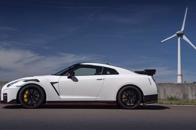 Theo Nissan, hệ thống treo của xe được tinh chỉnh mang lại cảm giác lái êm ái hơn và tăng độ ổn định khi vào cua, trong khi hệ thống phanh, với dĩa phanh 16,1 inch phía trước và 15,3 inch phía sau cùng bộ kẹp phanh Brembo, cải thiện hiệu suất khi dừng xe hơn các phiên bản được bán trước năm 2020.