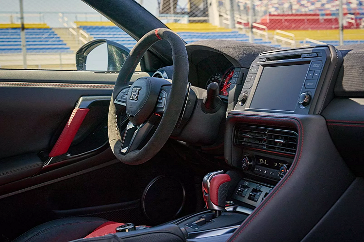 Nissan GT-R Premium sở hữu các trang bị tiêu chuẩn gồm hệ thống định vị, radio vệ tinh SiriusXM, hệ thống giải trí tương thích Apple CarPlay và hỗ trợ kết nối dịch vụ NissanConnect. Chuyển đến phiên bản tối thượng nhất, giá xe Nissan GT-R Nismo 2021 không thay đổi so với năm ngoái ở mức 210.740 USD (khoảng 4,9 tỷ đồng) nghĩa là nó vẫn đắt hơn một chiếc siêu xe Porsche 911 GT3.