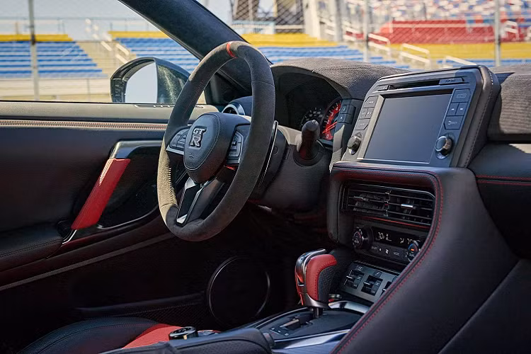 Nissan GT-R Premium sở hữu các trang bị tiêu chuẩn gồm hệ thống định vị, radio vệ tinh SiriusXM, hệ thống giải trí tương thích Apple CarPlay và hỗ trợ kết nối dịch vụ NissanConnect. Chuyển đến phiên bản tối thượng nhất, giá xe Nissan GT-R Nismo 2021 không thay đổi so với năm ngoái ở mức 210.740 USD (khoảng 4,9 tỷ đồng) nghĩa là nó vẫn đắt hơn một chiếc siêu xe Porsche 911 GT3.