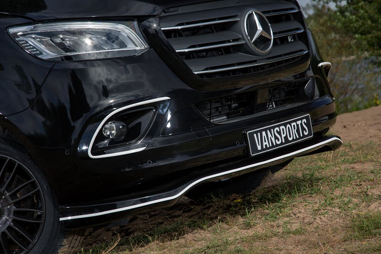 Bên cạnh phần ngoại hình thu hút, Bravia Swan 699 sở hữu chiều dài tới gần 7 mét và nặng khoảng 3.5 tấn.