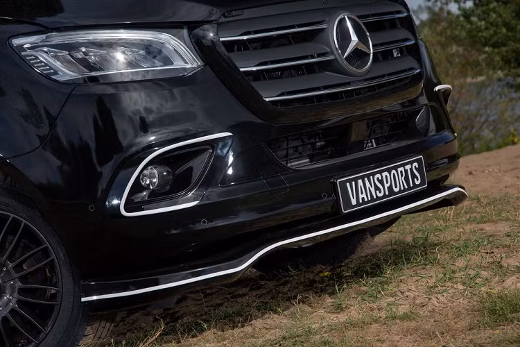 Bên cạnh phần ngoại hình thu hút, Bravia Swan 699 sở hữu chiều dài tới gần 7 mét và nặng khoảng 3.5 tấn.