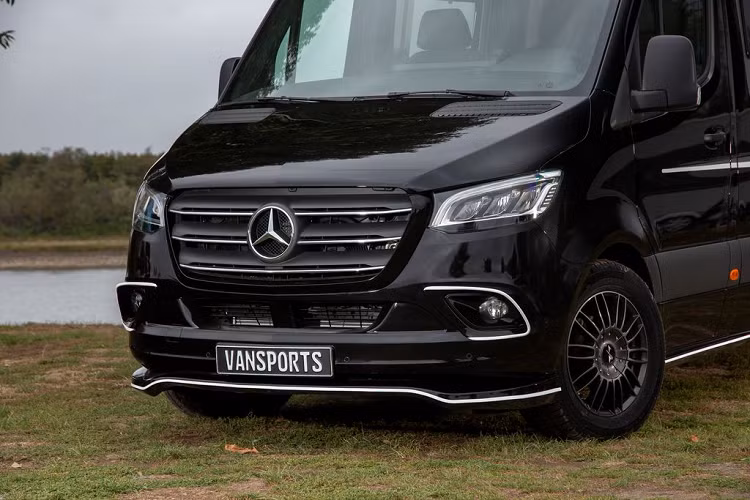 Toàn bộ khu vực ngoại thất của Bravia Swan 699 được bao phủ bởi một lớp sơn đen huyền bí. Các chi tiết như đèn chiếu sáng, cản dưới trước/sau, mâm xe hay thậm chí là viền cửa sổ đều được thiết kế chỉn chu và mang hơi hướng thể thao. Đây là một điều hiếm có trong làng xe van độ trên thế giới.