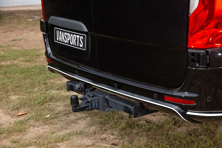 Mẫu xe có đủ chỗ cho tối đa 4 người với đầy đủ các tiện nghi thường thấy như TV, tủ lạnh, phòng bếp, phòng ngủ, tủ quần áo và phòng tắm...