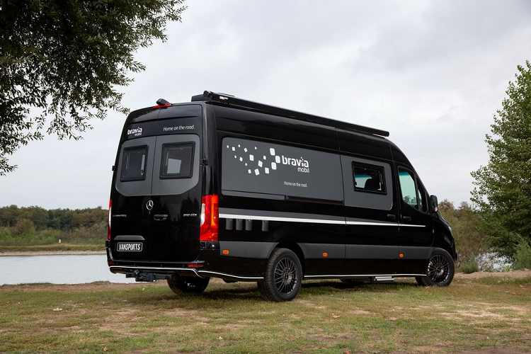 Ngoài ra, nhà sản xuất còn đem đến cho mẫu "Mobile home" của mình khá nhiều tuỳ chọn cho khách hàng như bộ giá để xe đạp đôi hay khoang nội thất ốp gỗ.