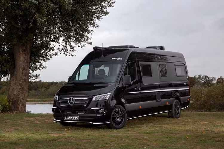 Một công ty độ xe phương tây có tên Bravia vừa cho ra mắt mẫu xe van du lịch được phát triển từ nguyên mẫu Mercedes-Benz Sprinter 316 CDI. Mẫu xe này nằm trong dòng sản phẩm Black Swan 2021 mới của thương hiệu này và được sản xuất tại nhà máy ở Straza, đất nước Slovenia.