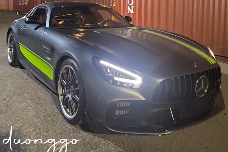 Chiếc siêu xe Mercedes-AMG GT R Pro độc nhất vô nhị tại Việt Nam hiện nay sở hữu màu sơn xám đi kèm các sọc đề-can màu xanh cốm bắt mắt ở hai bên hông xe. Hiện chưa rõ giá xe Mercedes-AMG GT R Pro đầu tiên về Việt Nam, chỉ biết rằng tại thị trường nước ngoài, xe có mức giá niêm yết là 200.645 USD (trong đó đã bao gồm cả phí vận chuyển), mức giá này cao hơn 40.000 USD so với Mercedes-AMG GT R.