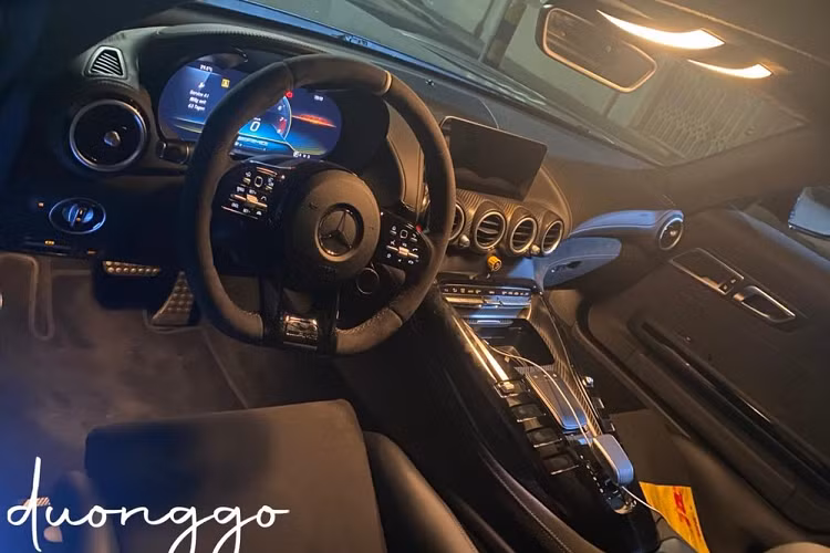 Dù có trọng lượng giảm do hàng loạt chi tiết bằng sợi carbon cùng hệ thống treo mới, thời gian tăng tốc từ vị trí xuất phát lên 100 km/h của dòng siêu xe Mercedes-AMG GT R Pro cũng chỉ 3,6 giấy trước khi đạt tốc độ tối đa 319 km/h như bản tiêu chuẩn 