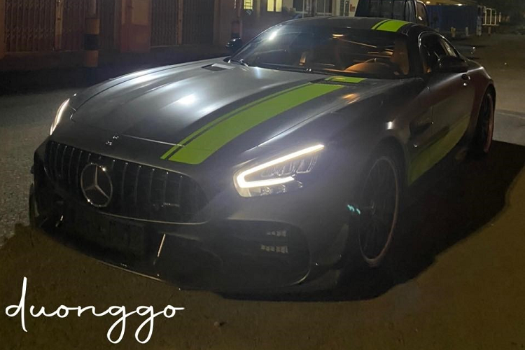 Logo GT R của siêu xe Mercedes-AMG GT R Pro thiết kế cách điệu hơn so với bản tiêu chuẩn. Với nhiều kinh nghiệm sản xuất ra dòng xe đua AMG GT3 và GT4, Mercedes-AMG đã hướng chiếc siêu xe GT R Pro đến với đường đua nhiều hơn qua thiết kế ngoại hình và cả những thay đổi hệ thống treo cũng như giảm "cân nặng" cho xe.