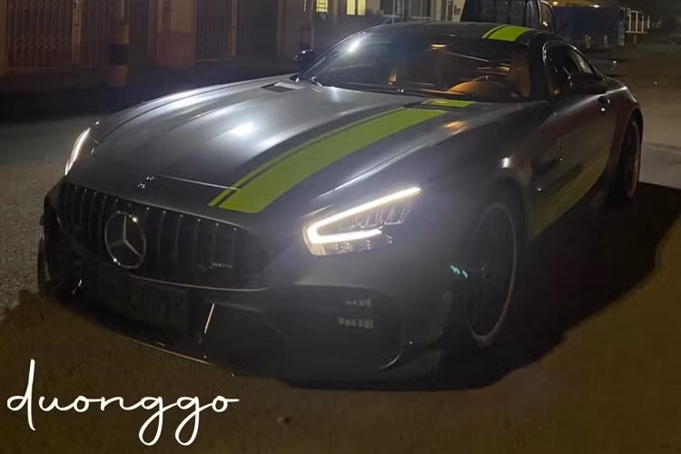 Logo GT R của siêu xe Mercedes-AMG GT R Pro thiết kế cách điệu hơn so với bản tiêu chuẩn. Với nhiều kinh nghiệm sản xuất ra dòng xe đua AMG GT3 và GT4, Mercedes-AMG đã hướng chiếc siêu xe GT R Pro đến với đường đua nhiều hơn qua thiết kế ngoại hình và cả những thay đổi hệ thống treo cũng như giảm "cân nặng" cho xe.