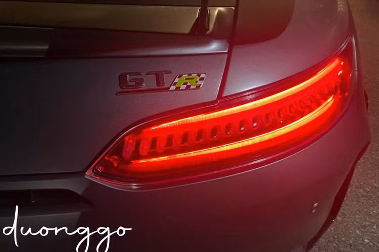 Các chi tiết còn lại ở ngoại hình sử dụng sợi carbon như vỏ gương hay cánh lướt gió cố định phía sau. Siêu xe Mercedes-AMG GT Pro 2020 còn có bộ mâm mới siêu nhẹ do AMG sản xuất với thiết kế 5 chấu sơn màu xám Titan và đi kèm là cùm phanh gốm cao cấp. Mercedes-AMG còn phát triển một bộ hệ thống treo mới cho GT R Pro 2020 với các giảm xóc có thể điều chỉnh được độ nén, nảy và kết hợp với các tay đòn bằng sợi carbon ở phía trước và thép ở phía sau. 