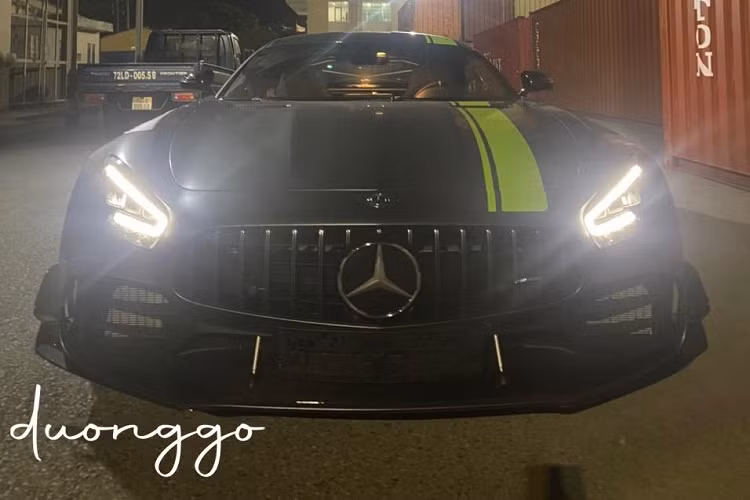Mới đây, một người chuyên độ xe BMW tại Sài thành đã bất ngờ đăng tải hình ảnh về một chiếc siêu xe Mercedes-AMG GT R mới nằm tại một kho cảng được cho ở trong Nam. Điều thú vị nằm ở việc đây không phải là siêu xe Mercedes-AMG GT R giống như chiếc xe đang nằm trong garage của Cường Đô la mà thuộc phiên bản Mercedes-AMG GT R Pro.