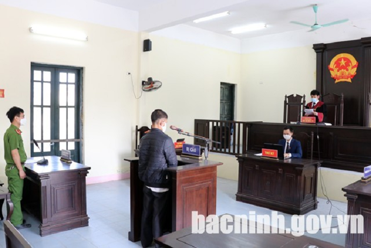 1 nam tu cho nguoi khong deo khau trang, dap vo dien thoai cong an