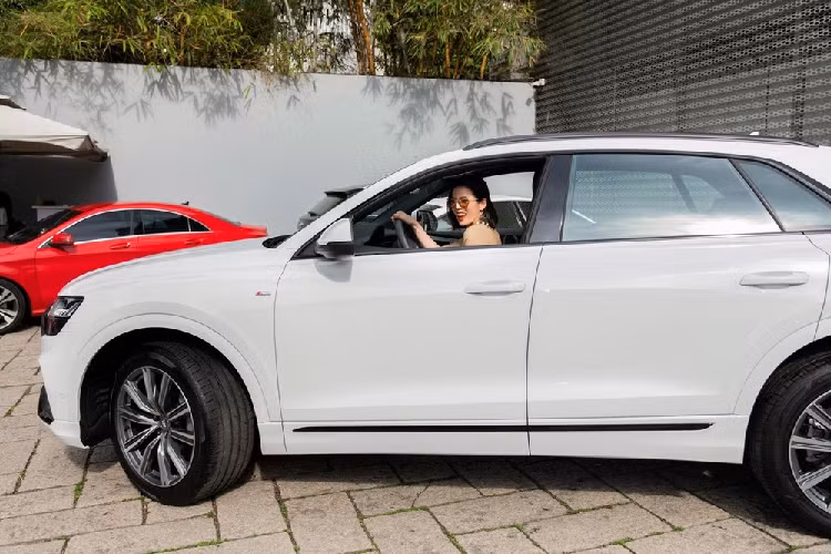 SUV hạng sang Audi Q8 chính hãng đầu tiên về Việt Nam gây ấn tượng với lưới tản nhiệt Singleframe thể thao, đèn pha và đèn hậu dạng LED có thiết kế đẹp mắt. Audi còn mang đến tuỳ chọn đèn pha HD Matrix LED cho chiếc SUV hạng sang đầu bảng của mình. Tiến vào bên trong khoang lái, Audi Q8 của Lệ Quyên có nội thất bọc da và Alcantara, vô lăng đáy phẳng với nhiều chi tiết trang trí bằng kim loại.