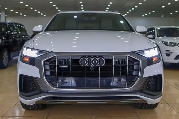 Các trang bị an toàn có trên Audi Q8 2020 bao gồm hỗ trợ sang đường, cảnh báo chệch làn đường, hỗ trợ kiểm soát hành trình thích ứng, cảnh báo vỉa hè, camera 360 độ và tính năng vào garage bằng điều khiển từ xa được áp dụng cho những xe sản xuất từ năm 2019.
