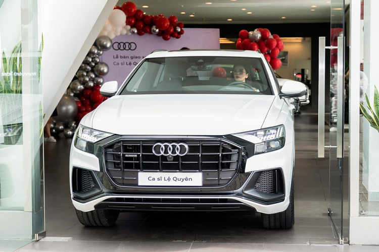 Mẫu SUV hạng sang của Audi có khoang hành lý lên đến 605 lít, con số này có thể tăng lên 1.755 lít nếu hàng ghế sau gập xuống. Hệ thống giải trí nổi bật trên Audi Q8 2020 bao gồm 2 màn hình cảm ứng MMI với màn hình 10,1 inch nằm trên và 8,6 inch nằm dưới. Ngoài ra, Q8 2020 còn có thêm màn hình 12,3 inch ở bảng đồng hồ. Màn hình hiển thị thông tin trên kính chắn gió, dàn âm thanh Bang &amp; Olufsen, logo quattro khắc laser 3D trên hộc găng tay cũng là những trang bị nổi bật cho chiếc SUV hạng sang của Audi.