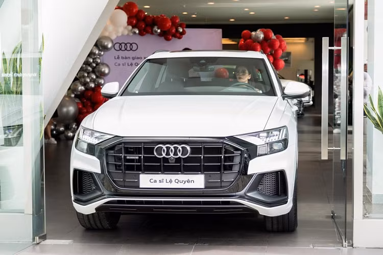 Mẫu SUV hạng sang của Audi có khoang hành lý lên đến 605 lít, con số này có thể tăng lên 1.755 lít nếu hàng ghế sau gập xuống. Hệ thống giải trí nổi bật trên Audi Q8 2020 bao gồm 2 màn hình cảm ứng MMI với màn hình 10,1 inch nằm trên và 8,6 inch nằm dưới. Ngoài ra, Q8 2020 còn có thêm màn hình 12,3 inch ở bảng đồng hồ. Màn hình hiển thị thông tin trên kính chắn gió, dàn âm thanh Bang &amp; Olufsen, logo quattro khắc laser 3D trên hộc găng tay cũng là những trang bị nổi bật cho chiếc SUV hạng sang của Audi.