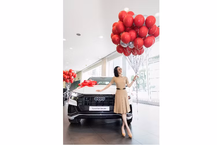 Vào chiều hôm qua, ngày 29/12/2020 vừa qus, Audi Việt Nam đã bàn giao chiếc SUV hạng sang Audi Q8 2020 mới cho Lệ Quyên. Được biết, nữ ca sĩ Giấc Mơ Có Thật là 1 trong những người đầu tiên sở hữu dòng xe SUV Audi Q8 chính hãng ở Việt Nam. Hiện không rõ nữ ca sĩ Lệ Quyên đã bỏ ra bao nhiêu tiền để sở hữu Audi Q8 2020, chỉ biết rằng, dòng xe SUV hạng sang Audi Q8 2020 có giá bán chính hãng hơn 5 tỷ đồng.