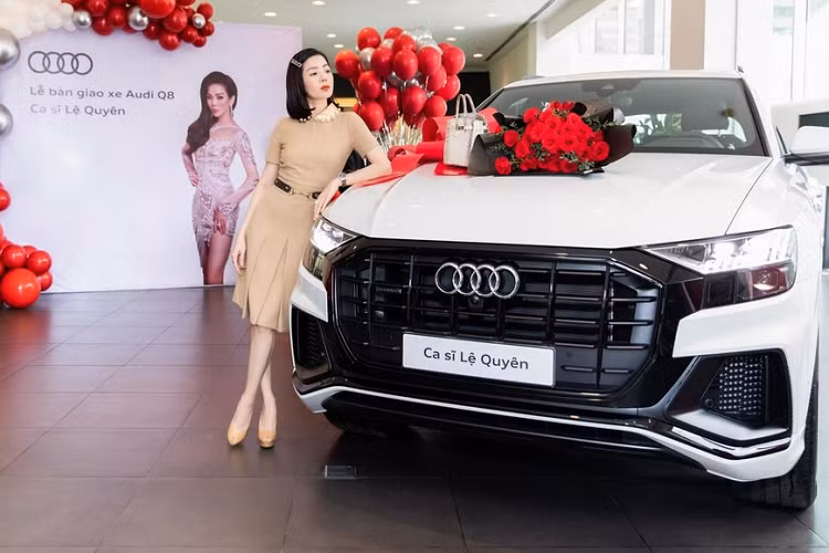 Như vậy, sau nhiều năm sử dụng chiếc xe siêu sang Bentley Flying Spur thế hệ thứ 2 biển tứ quý 5, nữ ca sĩ Lệ Quyên đã tậu thêm một xế khủng vào garage đó chính là chiếc SUV hạng sang Audi Q8 chính hãng đầu tiên về Việt Nam. Chiếc Audi Q8 của Lệ Quyên có tông màu trắng phối các chi tiết sơn đen.