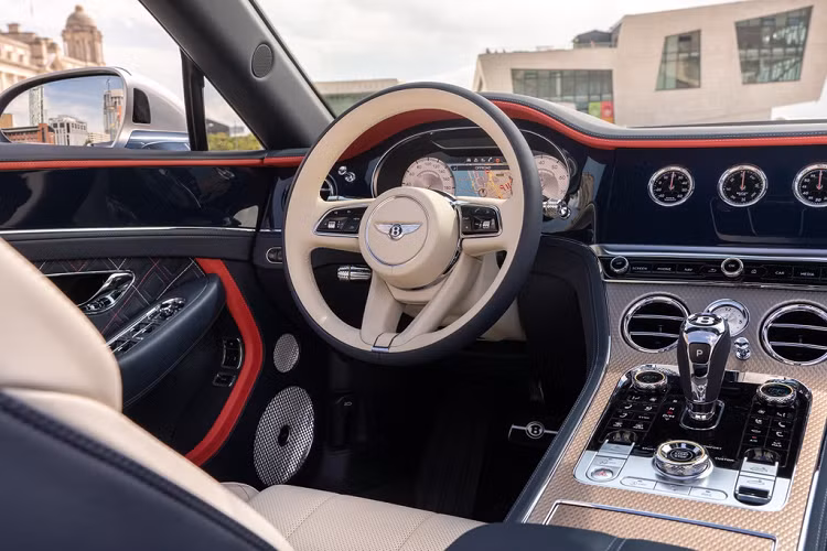 Bentley trang bị cho Continental GTC Convertible Mulliner 2 tùy chọn động cơ là V8 hoặc W12. Động cơ V8 tăng áp kép 4.0L cho khả năng tăng tốc 0-96 km/h trong 4 giây và tốc độ tối đa 318 km/h, trong khi động cơ W12 tăng áp kép 6.0L mất 3,7 giây để tăng tốc 0-96 km/h trước khi đạt tốc độ tối đa 333 km/h. 