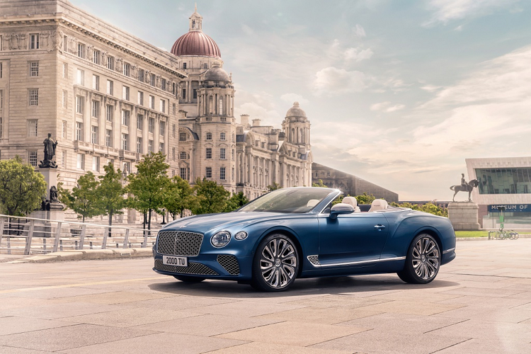 Sau gần nửa năm công bố, Bentley đã chính thức trình làng mẫu xe mui trần Continental GTC Convertible Mulliner. So với người anh em là mẫu xe siêu sang Bentley Continental GTC Convertible tiêu chuẩn, phiên bản này cao cấp và sang trọng hơn với nhiều chi tiết trên xe được làm thủ công.