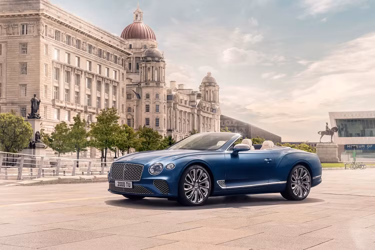 Sau gần nửa năm công bố, Bentley đã chính thức trình làng mẫu xe mui trần Continental GTC Convertible Mulliner. So với người anh em là mẫu xe siêu sang Bentley Continental GTC Convertible tiêu chuẩn, phiên bản này cao cấp và sang trọng hơn với nhiều chi tiết trên xe được làm thủ công.