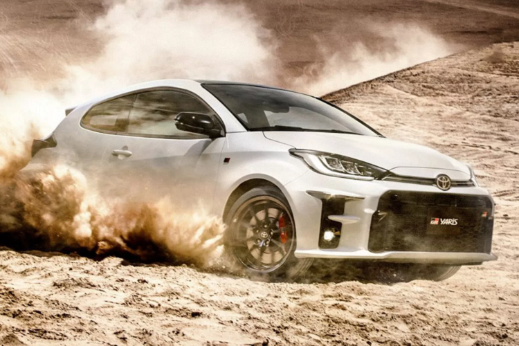 Sức mạnh động cơ được truyền xuống bốn bánh thông qua hộp số sàn 6 cấp (6MT). Hệ dẫn động của Yaris GR 2020 sử dụng hệ thống điều khiển điện tử GR-FOUR mới của Toyota, lấy cảm hứng xe đua Rally. Hệ dẫn động cung cấp 3 chế độ lái với mô-men xoắn được truyền xuống cầu trước/sau linh hoạt, linh hoạt để phù hợp với các chế độ lái như: Bình thường, Đường đua và Thể thao.