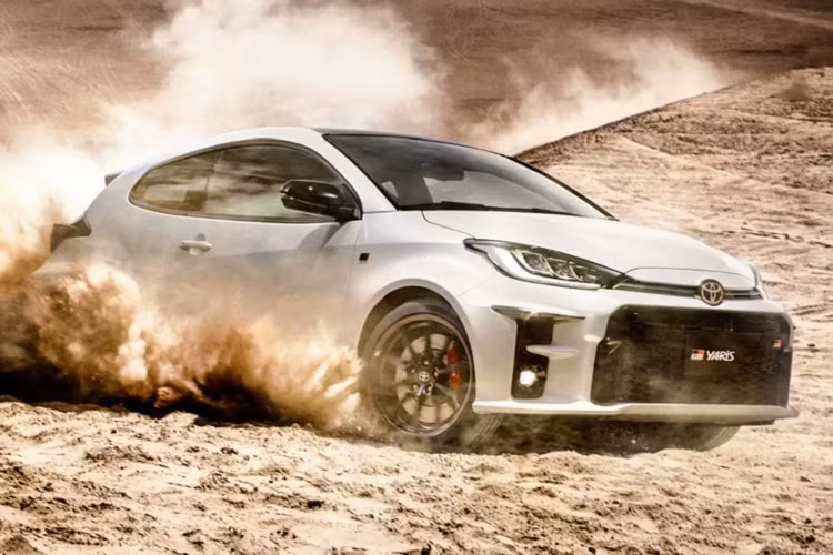 Sức mạnh động cơ được truyền xuống bốn bánh thông qua hộp số sàn 6 cấp (6MT). Hệ dẫn động của Yaris GR 2020 sử dụng hệ thống điều khiển điện tử GR-FOUR mới của Toyota, lấy cảm hứng xe đua Rally. Hệ dẫn động cung cấp 3 chế độ lái với mô-men xoắn được truyền xuống cầu trước/sau linh hoạt, linh hoạt để phù hợp với các chế độ lái như: Bình thường, Đường đua và Thể thao.