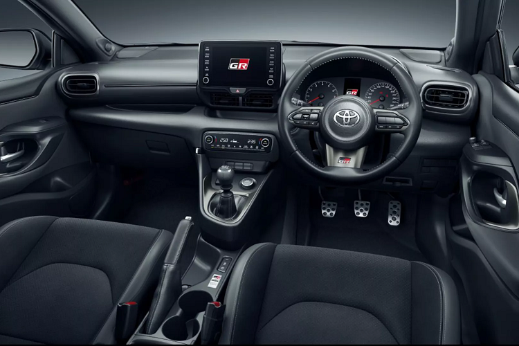 Động cơ này sản sinh công suất tối đa 261 mã lực mô-men xoắn 360Nm. Sức mạnh đủ để đẩy chiếc hatchback tí hon tăng tốc từ 0 – 100 km/h trong 5,5 giây trước khi đạt tốc độ tối đa giới hạn điện tử là 230 km/h.