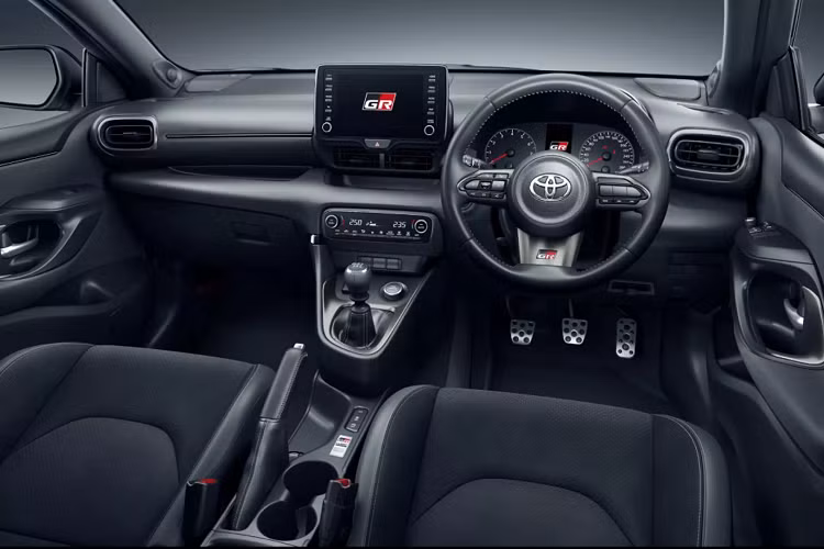 Động cơ này sản sinh công suất tối đa 261 mã lực mô-men xoắn 360Nm. Sức mạnh đủ để đẩy chiếc hatchback tí hon tăng tốc từ 0 – 100 km/h trong 5,5 giây trước khi đạt tốc độ tối đa giới hạn điện tử là 230 km/h.