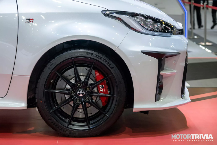 Toyota GR Yaris 2020 mang phong cách thiết kế thể thao, hầm hố khác biệt hoàn toàn so với các phiên bản Yaris hatchback 3 cửa thông thường. Điểm nổi trội của GR Yaris 2020 chính là động cơ 3 cyl dung tích 1.6L tăng áp hoàn toàn mới, nền tảng khung gầm mới và hệ dẫn động bốn bánh GR-FOUR.