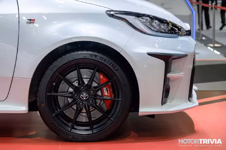 Toyota GR Yaris 2020 mang phong cách thiết kế thể thao, hầm hố khác biệt hoàn toàn so với các phiên bản Yaris hatchback 3 cửa thông thường. Điểm nổi trội của GR Yaris 2020 chính là động cơ 3 cyl dung tích 1.6L tăng áp hoàn toàn mới, nền tảng khung gầm mới và hệ dẫn động bốn bánh GR-FOUR.