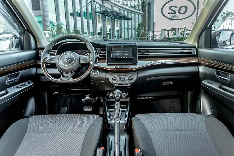 Nội thất của bản GLX được nâng cấp hướng đến yếu tố tiện nghi cho người ngồi. Cụ thể, xe sẽ có màn hình giải trí trung tâm lớn hơn trước đây, đạt kích cỡ 10 inch. Tiếp đến, điều hòa cơ sẽ được nâng cấp lên điều hòa tự động một vùng, có màn LCD nhỏ báo nhiệt độ và mức độ gió. Ngoài ra, hàng ghế sau của xe sẽ có thêm bệ tì tay trung tâm.