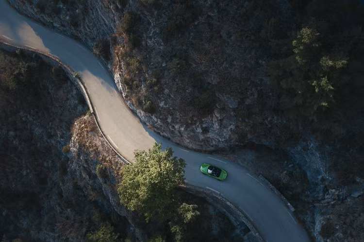 Bên cạnh những thay đổi về động cơ cũng như những trang bị đi kèm, Porsche cũng nâng cấp nhẹ ngoại hình của xe với cản trước thể thao. Cùng với đó, hệ thống đèn pha được làm ngả màu đen cũng như đi kèm những điểm nhấn màu đen. Mâm xe được trang bị tiêu chuẩn mâm nhôm nhẹ, kích thước 20 inch, được sơn đen mờ.