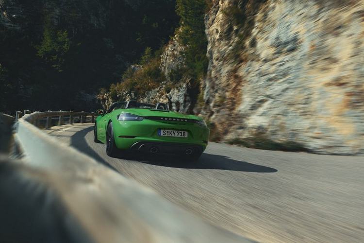 Bên trong, khoang nội thất của xe được bọc da lộn Alcantara tại các vị trí như vô-lăng, ghế ngồi, bảng điều khiển trung tâm, ốp cửa,… Sợi carbon cũng được sử dụng rộng rãi bên trong nội thất xe, hệ thống âm thanh có thể được lựa chọn giữa Bose và Burmester và cuối cùng là gói nâng cấp nội thất GTS.