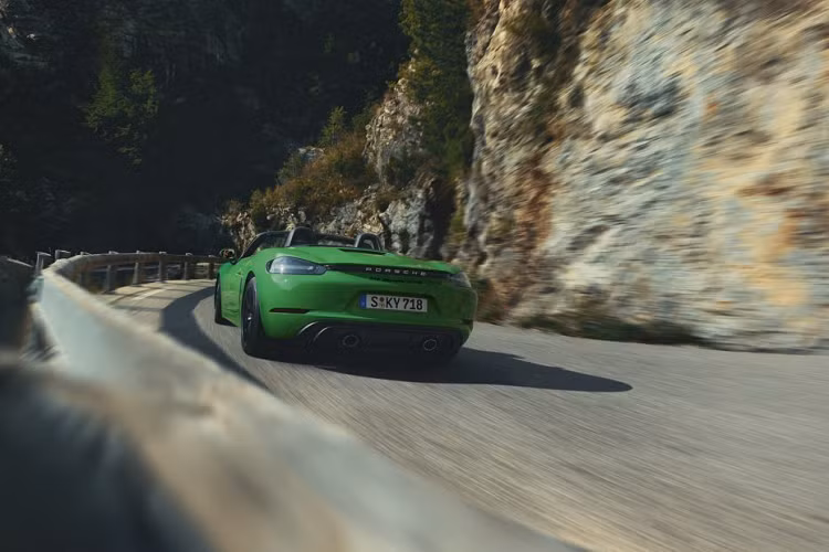 Bên trong, khoang nội thất của xe được bọc da lộn Alcantara tại các vị trí như vô-lăng, ghế ngồi, bảng điều khiển trung tâm, ốp cửa,… Sợi carbon cũng được sử dụng rộng rãi bên trong nội thất xe, hệ thống âm thanh có thể được lựa chọn giữa Bose và Burmester và cuối cùng là gói nâng cấp nội thất GTS.