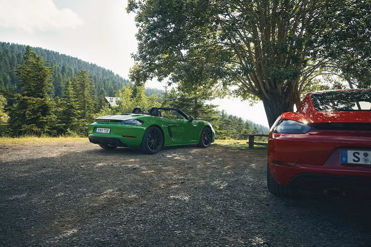 Trên siêu xe Porsche 718 GTS 4.0, khối động cơ này sẽ được tinh chỉnh để tạo ra công suất cực đại 394 mã lực và 418 Nm mô-men xoắn. Sức mạnh này của 718 GTS 4.0 sẽ thấp hơn Cayman GT4 (Boxster Spyder) 20 mã lực và 1 Nm mô-men xoắn, không quá khác biệt với hai mẫu xe đầu bảng.