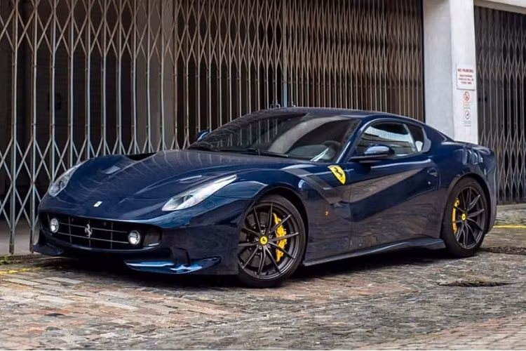 Chiếc siêu xe Ferrari F12tdf này ban đầu được xuất xưởng với ngoại thất được sơn màu xám lông chuột Canna di Fucile cùng đường kẻ dọc capô xe với hai màu đen-bạc. Sau này, siêu xe Ferrari F12tdf được rao bán và khi về với chủ nhân mới đã trải qua một cuộc "thẩm mỹ" khá thú vị.