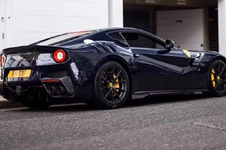 Đầu tiên chính là việc chiếc Ferrari F12tdf được sơn lại bộ áo mới mang mã màu xanh Blu Pozzi kết hợp cùng nội thất màu đen Alcantara. Phần mâm xe 5 chấu kép siêu nhẹ cũng được sơn màu đen bóng thay cho màu xám Gun metal như lúc mới xuất xưởng, cùm phanh được đổi sang màu vàng nổi bật trên nền màu tối của chiếc xe.