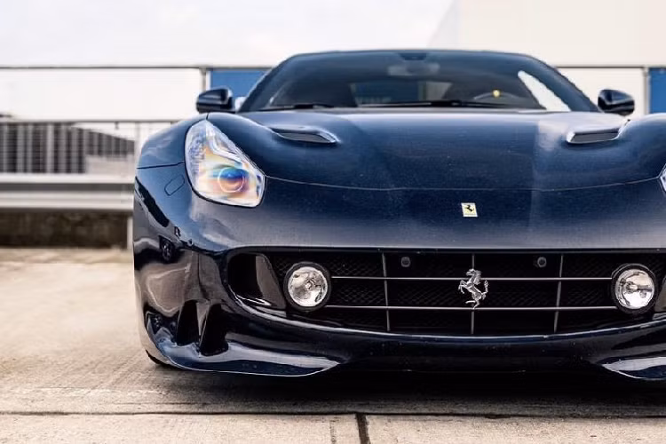 Như vậy, so với F12 Berlinetta tiêu chuẩn, siêu xe Ferrari F12tdf mạnh hơn 40 mã lực và 15 Nm. Toàn bộ sức mạnh của động cơ được truyền tới bánh thông qua hộp số F1 DCT nâng cấp, nhờ những thay đổi kể trên, siêu xe hàng hiếm Ferrari F12tdf tăng tốc từ vị trí xuất phát lên 100 km/h chỉ trong thời gian 2,9 giây trước khi đạt vận tốc tối đa 340 km/h.