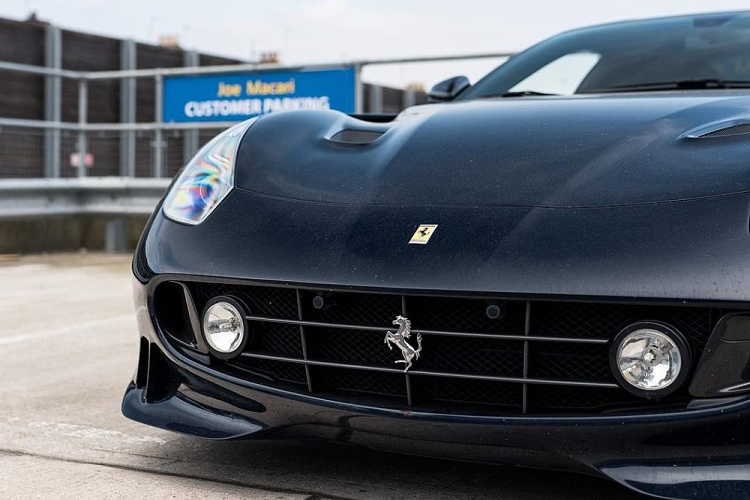 Trên toàn thế giới chỉ có đúng 799 chiếc siêu xe Ferrari F12tdf được sản xuất. Ba chữ tdf viết liền cùng ký hiệu F12 là được viết tắt từ Tour de France Automobile, đây là một giải đua xe thể thao diễn ra từ 1899 đến 1986. Mẫu xe này chính là phiên bản hiệu suất cao của Ferrari F12 Berlinetta. 