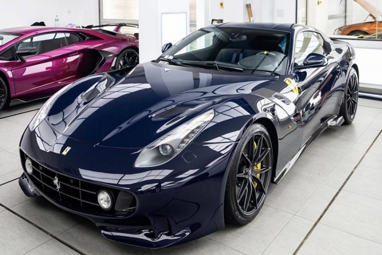 Không quá khó để nhận ra chi tiết cản va trước và đèn sương mù được lắp trên chiếc siêu xe Ferrari F12tdf này được hãng độ Zanasi lấy ý tưởng từ chiếc xe đua lừng danh Ferrari 250 GT. Sự thay đổi này có thể khiến giới mê xe nghĩ rằng đây là một chiếc Ferrari F12 Berlinetta độ body kit của bản F12tdf chưa hết bài.