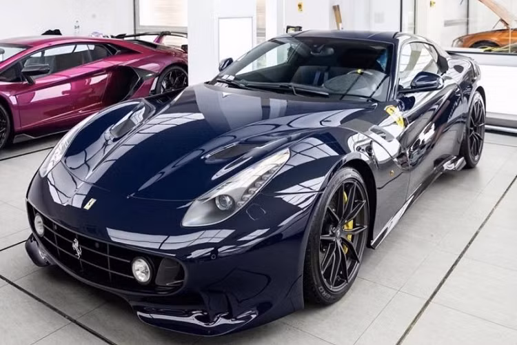 Không quá khó để nhận ra chi tiết cản va trước và đèn sương mù được lắp trên chiếc siêu xe Ferrari F12tdf này được hãng độ Zanasi lấy ý tưởng từ chiếc xe đua lừng danh Ferrari 250 GT. Sự thay đổi này có thể khiến giới mê xe nghĩ rằng đây là một chiếc Ferrari F12 Berlinetta độ body kit của bản F12tdf chưa hết bài.