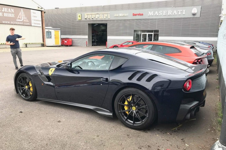 Tuy nhiên, điểm gây thú vị và có thể làm khó các bạn trẻ mê xe khi phát hiện chiếc Ferrari F12tdf này ngoài đường chính là phần cản va trước và hốc gió của xe. Cụ thể hơn, chiếc siêu xe Ferrari F12tdf đã được xưởng độ Zanasi đặt tại Maranello, Ý thiết kế ra bộ cản trước rất khác lạ so với những chiếc Ferrari F12tdf "zin".