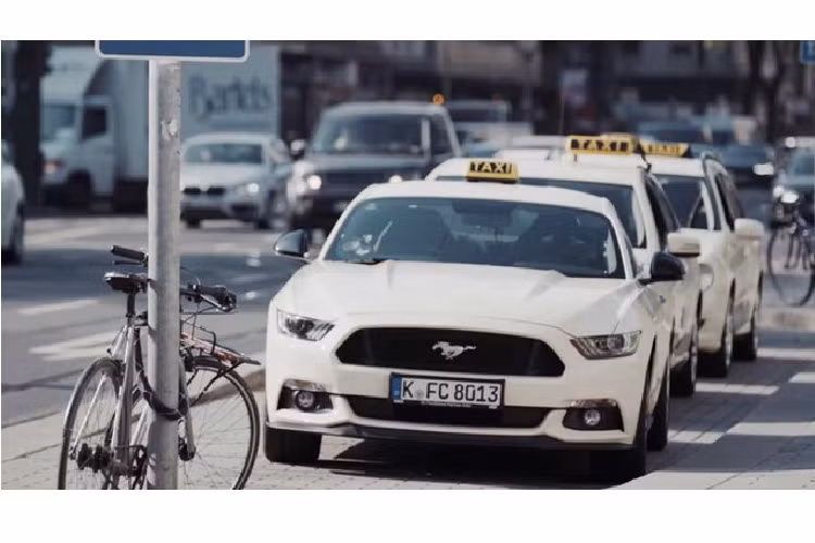  7. Ford Mustang - Đức Trong thời gian thực hiện video quảng cáo ở Đức, hãng Ford đã quyết định dùng xe Mustang công suất 421 mã lực làm taxi để nhiều người có thể trải nghiệm. Tuy nhiên, dù có tốc độ cực nhanh, nhưng chiếc xe này có cốp để đồ quá nhỏ, không đủ tiêu chuẩn để làm một chiếc taxi lý tưởng.