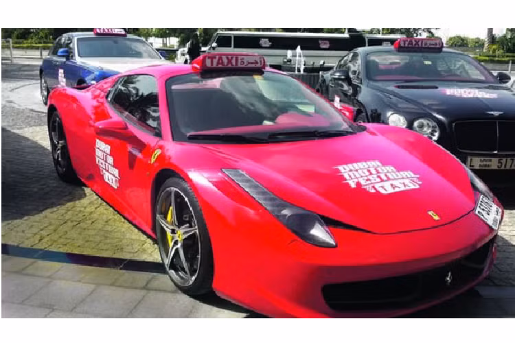  8. Ferrari 458 - Dubai Dubai vốn không thiếu các công trình, dịch vụ siêu sang, và nổi tiếng với siêu xe cảnh sát. Dường như vậy vẫn chưa đủ chịu chơi, xứ sở này còn có cả siêu xe Ferrari 458 Italia dùng làm taxi. Chiếc Ferrari 458 Italia này từng được sử dụng trong Lễ hội ôtô Dubai. Bình thường, xe chỉ chở khách trong thành phố.
