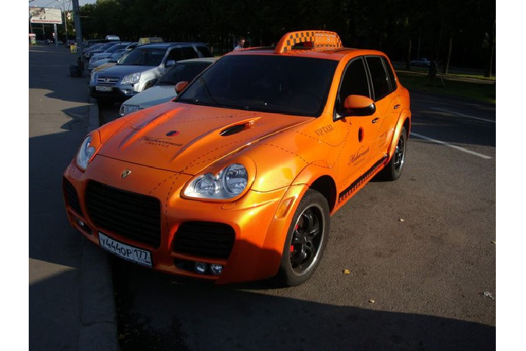  4. Porsche Cayenne - Nga Nếu rủng rỉnh và may mắn thì bạn có thể đặt trước được một chiếc Porsche Cayenne để đi quanh thành phố Moscow.